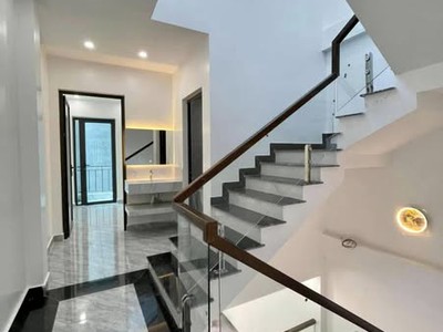 Nhà xây độc lập có sân riêng để xe thoải mái,  khung cộc chắc chắn thiết kế hiện đại 0