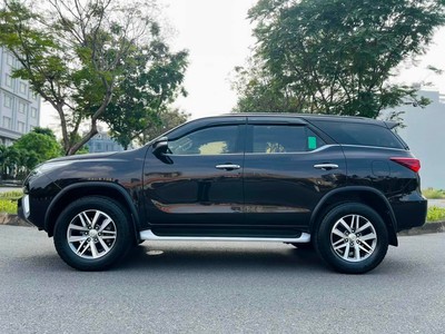 Bán xe Toyota Fortuner 2018, số tự động, máy xăng 2.7V 4x4, màu đen. 2