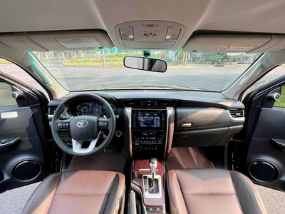 Bán xe Toyota Fortuner 2018, số tự động, máy xăng 2.7V 4x4, màu đen. 7