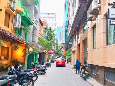 Bán nhà mặt ngõ hoàng cầu, đống đa. ngõ nông, ô tô dừng đỗ. dt 51m x 5 tầng x mt 4m 0