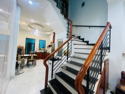 Thạch thang hải châu - 3 tầng 3 mê 3 phòng ngủ khép kín công năng đầy đủ - chính chủ lâu đời 0