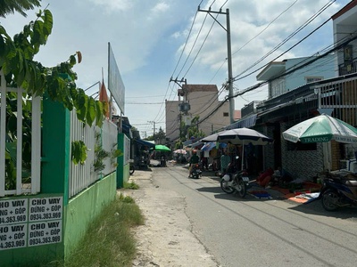 Nhà góc 2 mặt tiền đường 898 phú hữu DT 72m giá tốt 2