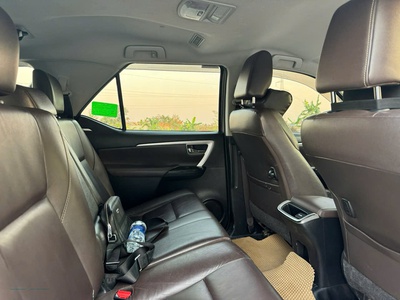 Toyota Fortuner 2.7V đời 2017 máy xăng 2 cầu còn rất mới 2