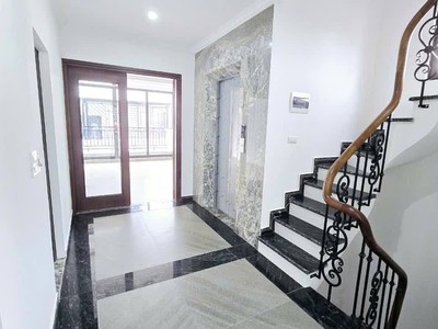 Tòa vp 8 tầng hoàng ngân, cầu giấy 65m2, ô tô tránh, vỉa hè, 33 tỷ 3