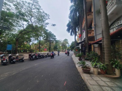 106m2 đất - mt gần 7m - lô góc - ô tô - hoàng cầu - quận ủy đống đa - 38 tỷ tl 0