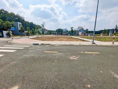 Bán gấp lô góc 136m2 nằm ngay khu công nghiệp nam tân uyên 0