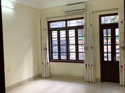 Cho thuê nhà ngõ ô tô Mạc Thái Tổ - Cầu Giấy 50m x 5T giá 25 triệu, vỉa hè, ô tô, nhà đẹp 3