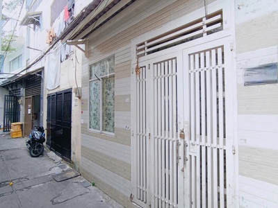 Bán nhà 2 tầng - căn góc thoáng mát - ngay chợ huỳnh văn chính - 40m2 0