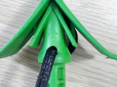 Tắc kê đất dùng níu cây chống ngả nghiêng cây trồng vào mùa mưa bão. 1