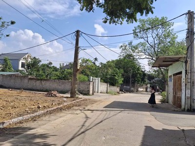 Bên em cần bán  lô đất,187m2 và lô 185 m2, có 65m2 ont nằm trục chính đông hạ -đông yên-quốc 2