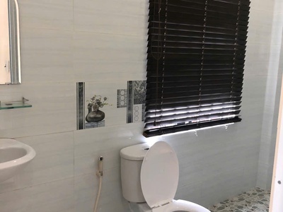 Chính chủ cần cho thuê Nhà 2 tầng 3 mặt tiền hẻm xe tải 1 sẹc cách Hương Lộ 2 khoảng 50m 9