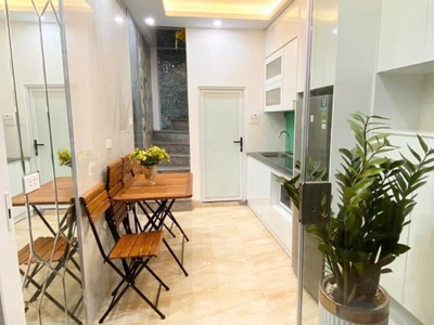 Bán nhà ngõ 5 hoàng quốc việt 12/15m2 x 5 tầng, nhà mới kính koong full nội thất, khách mua về sẵn 1