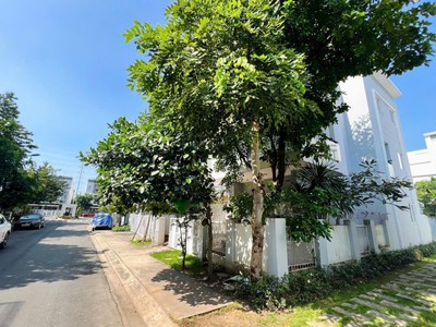 Bán biệt thự lô góc, mega village khang điền, 148m2, 3 tầng, 5 phòng ngủ, nội thất đẹp, giá 13 tỷ 0