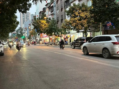 Chính chủ cần bán gấp nhà mặt phố Trần Quốc Hoàn 5 tầng kinh doanh SDCC 0