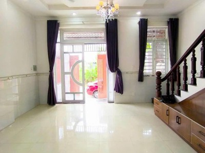 Bán nhà mặt phố q.9, 105m , 3 tầng, 4pn, 8 tỷ, sổ đỏ 2