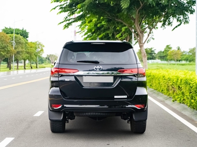 Bán xe Toyota Fortuner 2023, số tự động, máy dầu, màu đen. 1