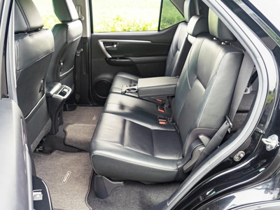 Bán xe Toyota Fortuner 2023, số tự động, máy dầu, màu đen. 5