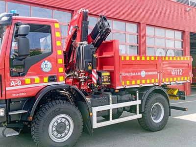 Cẩu gập thủy lực Fassi lắp trên xe tải 0