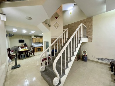 Cho thuê nhà vị trí đẹp phố Văn Cao, DT: 75m2, 4 p.ngủ. 2
