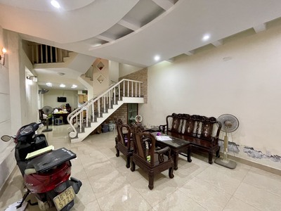 Cho thuê nhà vị trí đẹp phố Văn Cao, DT: 75m2, 4 p.ngủ. 0