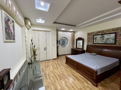Cho thuê nhà vị trí đẹp phố Văn Cao, DT: 75m2, 4 p.ngủ. 5