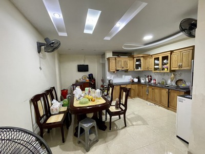Cho thuê nhà vị trí đẹp phố Văn Cao, DT: 75m2, 4 p.ngủ. 1