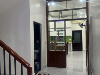 Cho thuê nhà 3.5 tầng mặt phố Lạc Long Quân, ph Hải Tân, TP HD, 81m2, mt 4.5m, view sông 0