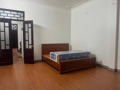 Cho thuê nhà 3.5 tầng mặt phố Lạc Long Quân, ph Hải Tân, TP HD, 81m2, mt 4.5m, view sông 3