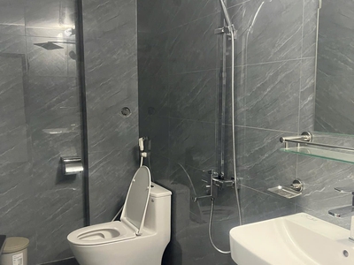 Cho thuê nhà 3.5 tầng mặt phố Lạc Long Quân, ph Hải Tân, TP HD, 81m2, mt 4.5m, view sông 4