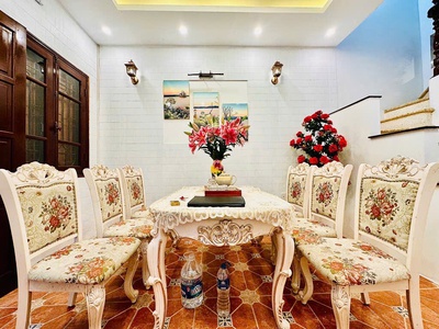 Yên lãng đống đa diện tích 32 mét,5 tầng,mặt tiền 6 mét, kinh doanh đỉnh cao,giá chủ thu nét 5,5 4