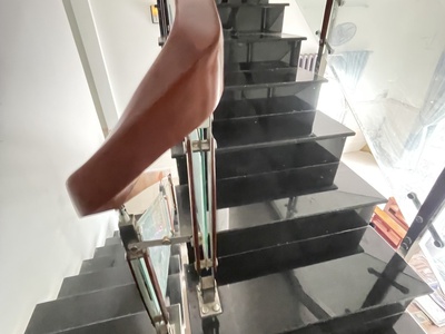 Cần bán gấp nhà Lạc Long Quân 95m2-ngang6.1m, ô tô tới cổng. Chỉ 3.1tỷ 1