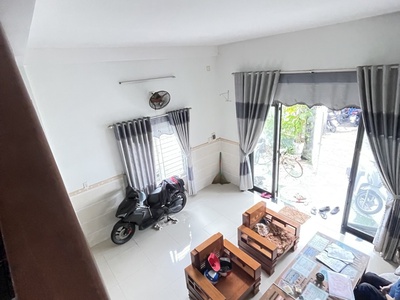 Cần bán gấp nhà Lạc Long Quân 95m2-ngang6.1m, ô tô tới cổng. Chỉ 3.1tỷ 0