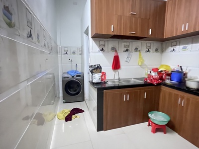 Cần bán gấp nhà Lạc Long Quân 95m2-ngang6.1m, ô tô tới cổng. Chỉ 3.1tỷ 3