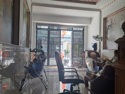 Bán nhà 3 tầng,p.dĩ an,đương nhựa 12m,giá hạt dẻ,gần trường thpt dĩ an 1