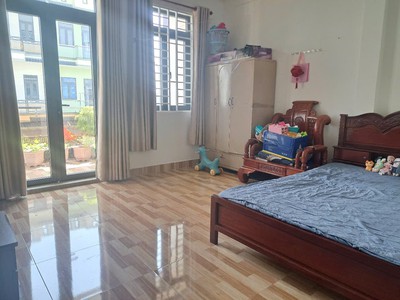 Bán nhà 3 tầng,p.dĩ an,đương nhựa 12m,giá hạt dẻ,gần trường thpt dĩ an 2