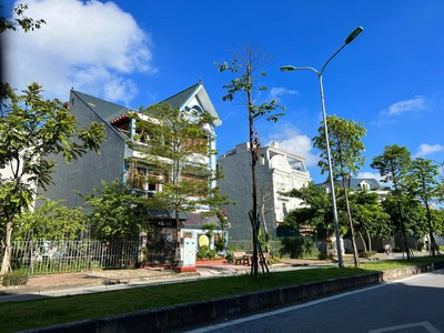 Bán lô nhà vườn mặt phố Nguyễn Cao, KĐT Tuệ Tĩnh, TP Hải Dương, 93.2m2, ngay ngã 4 0