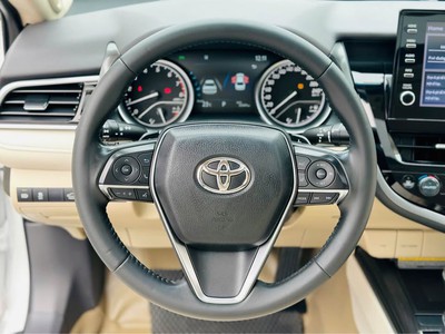 Bán xe Toyota Camry 2.0Q 2024 màu trắng. 5