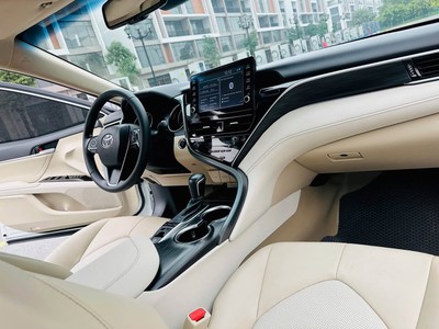 Bán xe Toyota Camry 2.0Q 2024 màu trắng. 7