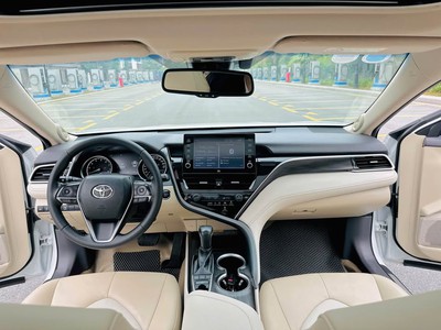 Bán xe Toyota Camry 2.0Q 2024 màu trắng. 8