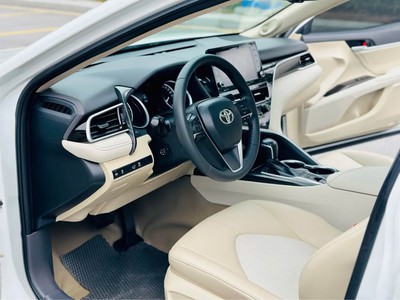 Bán xe Toyota Camry 2.0Q 2024 màu trắng. 9