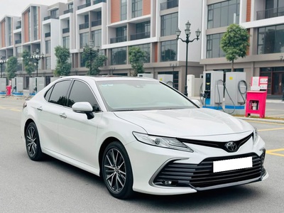 Bán xe Toyota Camry 2.0Q 2024 màu trắng. 4