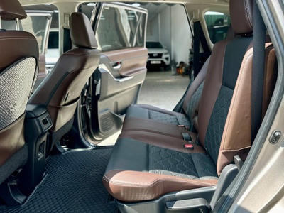 Bán xe Toyota innova Cross 2.0 CVT 2025 màu xám. 8