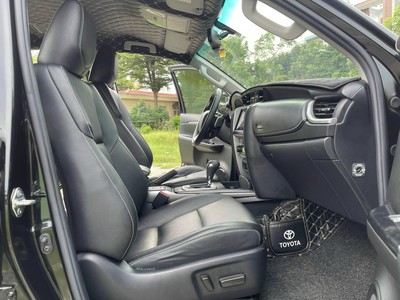 Bán xe Toyota Fortuner 2022 2.4G 4x2 AT dầu, màu đen. 9