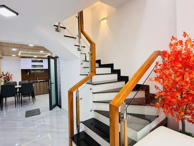 Bán nhà tuyệt đẹp 3 phòng ngủ hẻm một trục phạm văn bạch, p15, tân bình. giáp sân bay 1
