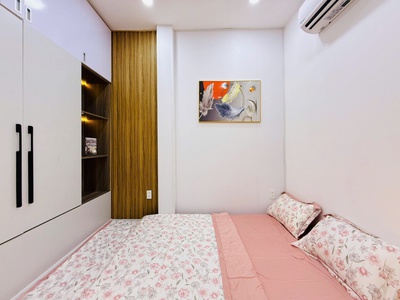 Bán nhà tuyệt đẹp 3 phòng ngủ hẻm một trục phạm văn bạch, p15, tân bình. giáp sân bay 3