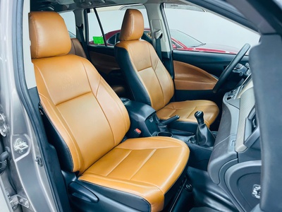 Bán xe Toyota innova 2.0E 2019, số sàn, màu đồng. 8