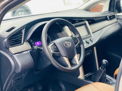 Bán xe Toyota innova 2.0E 2019, số sàn, màu đồng. 9