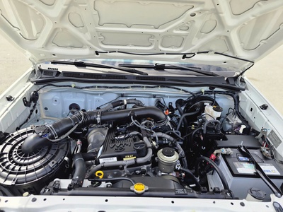 Bán xe Toyota Fortuner TRD 2016, số tự động, máy xăng 2.7V, màu trắng. 9