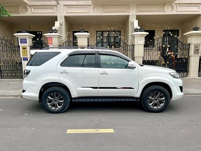 Bán xe Toyota Fortuner TRD 2016, số tự động, máy xăng 2.7V, màu trắng. 2
