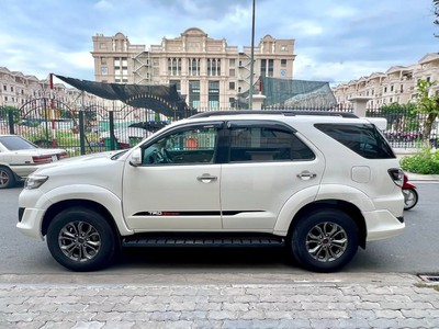 Bán xe Toyota Fortuner TRD 2016, số tự động, máy xăng 2.7V, màu trắng. 3
